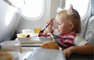 Чем занять ребенка в самолете, советы туристам